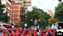 El oficialismo convocó a una gran marcha en el centro de la capital en apoyo al gobierno de Maduro, que enfrenta las tensiones política en medio una crisis económica. Foto: Álvaro Algarra/VOA.