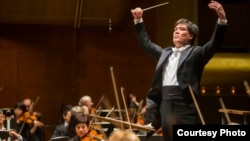 Alan Gilbert conducts the New York Philharmonic at Avery Fisher Hall, Lincoln Center for the Performing Arts, New York City, March 3, 2014. (Chris Lee)