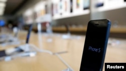 An iPhone 5 is pictured on display at an Apple Store in Pasadena, California July 22, 2013. A website that Apple Inc uses to communicate with its community of some 6 million software developers remained shuttered on Monday, four days after a cyber attack 