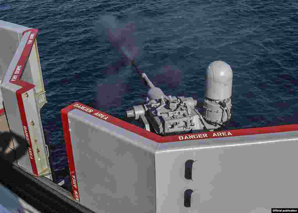سامانه دفاع نزدیک دریایی فالانکس. این مکانیسم دفاعی برای مقابله با اهداف هوایی مهاجم به ویژه موشک&zwnj;های ضدکشتی است که به صورت خودکار ردیابی و عمل می&zwnj;کند