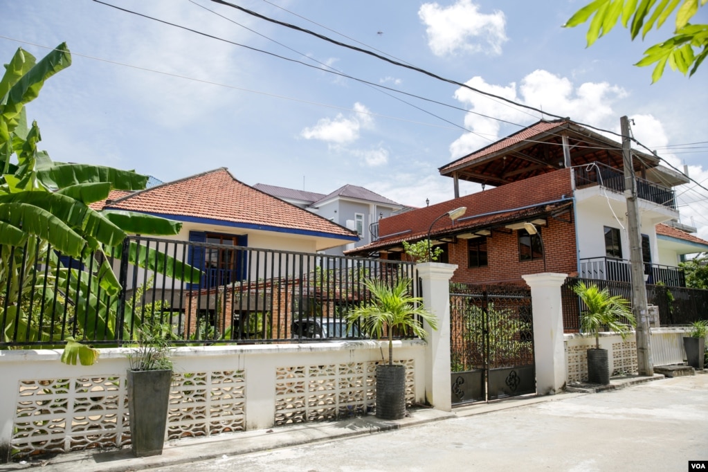 ទិដ្ឋភាព​ទូទៅ​នៅ​តំបន់​បុរី​១០០​ខ្នង​ ក្នុង​សង្កាត់​ទឹកថ្លា​ ក្នុង​រាជធានី​ភ្នំពេញ​ នា​ថ្ងៃ​ទី​២៩​ ខែ​សីហា ឆ្នាំ ២០១៧។ បុរី១០០​ខ្នង​ ដើម​ឡើយ​ជា​គម្រោង​ឯកជន​នៃ​សំណង់​លំនៅឋាន​ សម្រាប់​បុគ្គលិក​ធនាគារ​ជាតិ​នៃ​កម្ពុជា​ពី​ឆ្នាំ​១៩៦៥ ដល់​១៩៦៧។ (នូវ​ ពៅលក្ខិណា​/VOA)