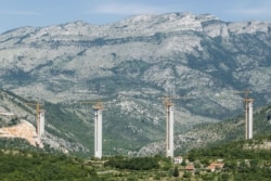 資料照片：黑山共和國巴爾-博爾哈雷公路一處橋樑建築工地的水泥柱。 (2018年6月7日)