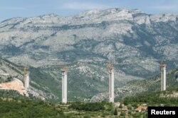 资料照片：黑山共和国巴尔-博尔哈雷公路一处桥梁建筑工地的水泥柱。(2018年6月7日)