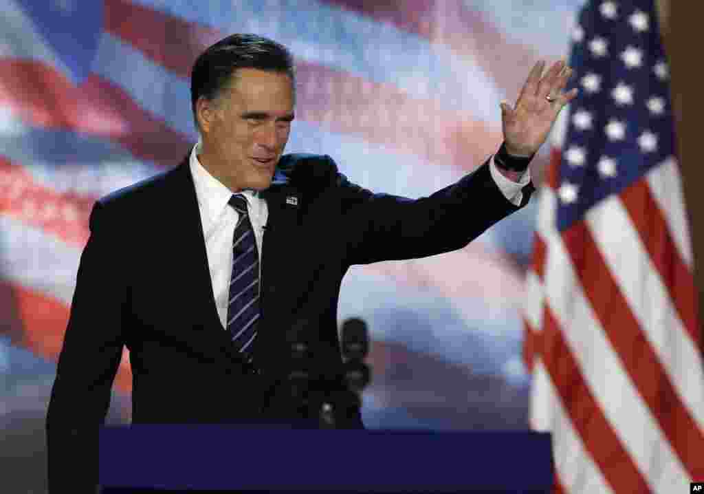 Musharraxa Mitt Romney oo u gacan haatinaya taageerayaashii kahor intii uusan jeedin khudbadii u ku aqbalay in laga adkaaday, November 7, 2012, in Boston, Massachusetts. 