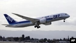 Máy bay Boeing 787 của hãng ANA cất cánh từ phi trường San Jose, California.