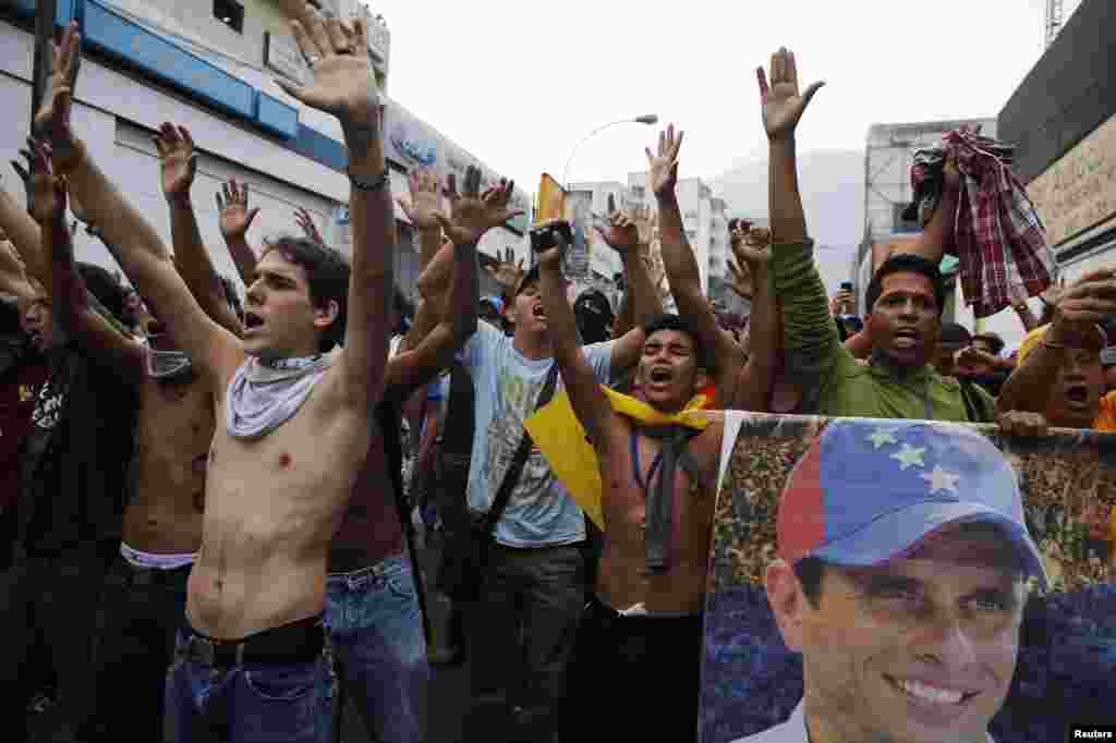 Supporters of opposition leader Henrique Capriles block a street while demonstrating for a recount of the votes in Sunday&#39;s election.