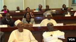 Les législateurs camerounais délibèrent à l'Assemblée nationale, à Yaoundé, au Cameroun, le 8 avril 2017. (M.E. Kindzeka / VOA)