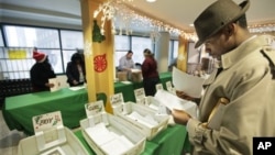 Petugas kantor pos di Chicago, AS, membaca dan memilah-milah surat yang dikirim untuk program "Surat untuk Sinterklas". (AP/M. Spencer Green)