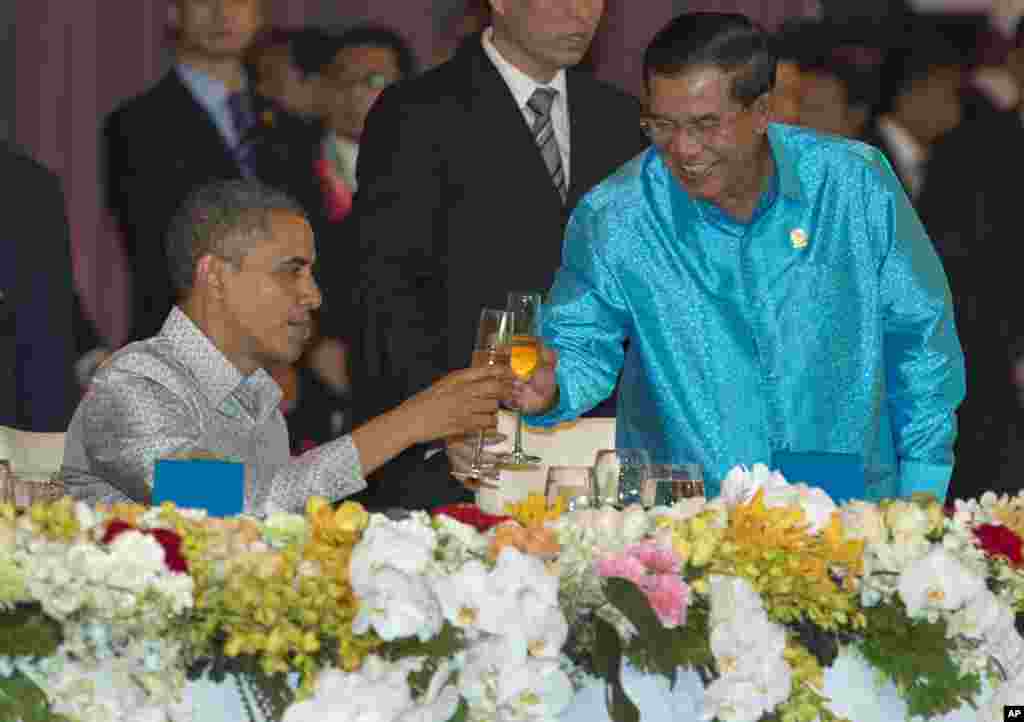 U.S. President Barack Obama, left, toasts with Cambodia&#39;s Prime Minister Hun Sen at the East Asia Summit Dinner during the East Asia Summit at the Diamond Island Convention Center in Phnom Penh, Cambodia, Monday, Nov. 19, 2012. (AP Photo/Carolyn Kaster)