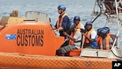 Sri Lankan refugees are transferred by dinghy to Indonesian ferries from the Australian customs vessel Oceanic Viking near Tamborah Laut (File)