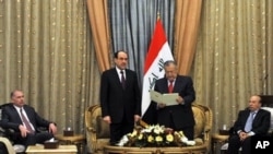 Iraqi President Jalal Talabani, center right, and Prime Minister Nouri al-Maliki, center left, are seen during a ceremony of asking al-Maliki to form the next government in Baghdad, 25 Nov 2010