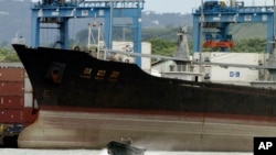지난 2013년 7월 쿠바에서 신고하지 않은 무기를 싣고 항해하다 파나마 정부에 적발된 북한 선박 청천강 호. (자료사진)
