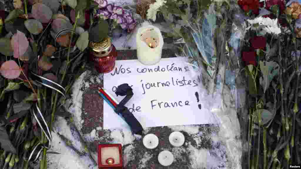 Des bougies, des fleurs de condoléances et des crayons&nbsp;sont déposés à l&#39;extérieur de l&#39;ambassade française à Kiev,&nbsp;our les victimes de la fusillade à Charlie Hebdo, le 8 janvier 2015.