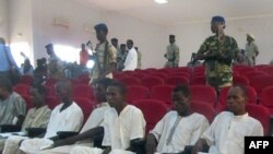Des accusés lors d'un procès au tribunal de N'Djamena, 26 août 2015.