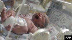 ARCHIVO-Un bebé nacido por cesárea en el hospital Bunda de Jakarta, Indonesia. Foto por Bay Ismoyo-AFP.