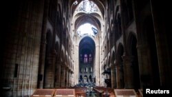 Notre Dame Cathedral ဘုရား႐ွိခိုးေက်ာင္းႀကီးရဲ႕ အတြင္းဘက္ကေန ေတြ႔ရတဲ့ ပ်က္စီးေနတဲ့ ေခါင္မိုးနဲ႔ အပ်က္အစီးမ်ား (ဧၿပီ၊ ၁၆၊ ၂၀၁၉)