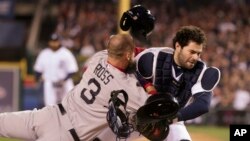 David Ross, de los Medias Rojas, colisiona con el receptor de los Tigres, Álex Ávila, en el segundo inning del juego que ganaron los primeros, 4 carreras a tres.