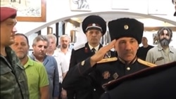 Slavenko Kuzmanović (lijevo) i Gavrilo Stević (desno u sivoj košulji) na osnivanju Balkanske kozačke vojske u Kotoru. Foto: Screenshot