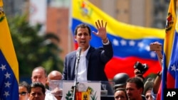 Juan Guaido (nan mitan) ki deklare tèt li Prezidan Pwovizwa Venezuela.