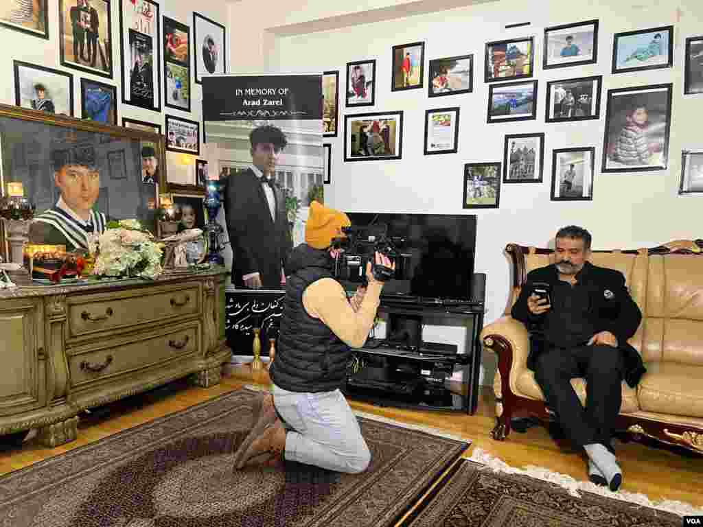 پشت صحنه فیلمبرداری مصاحبه بخش فارسی صدای آمریکا با مهرزاد زارعی، پدر آراد زارعی، از جان باختگان پرواز پی اس ۷۵۲