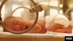 Los bebés que sobreviven un nacimiento prematuro suelen tener problemas respiratorios y parálisis cerebral, entre otros problemas.