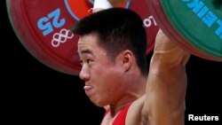 지난해 영국 런던 올림픽에서 역도 남자 62kg 급 금메달을 차지한 김은국 선수. (자료사진)