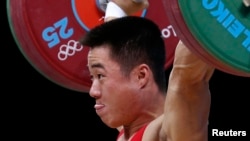 지난해 영국 런던 올림픽에서 역도 남자 62kg 급 금메달을 차지한 김은국 선수. (자료사진)