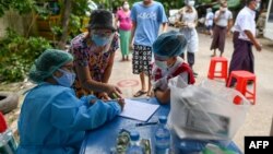 ရောဂါပိုးတွေ့ထားသူတွေနဲ့ ထိစပ်မှုရှိမရှိကို ခြေရာကောက် စစ်ဆေးနေတဲ့ ကျန်းမာရေးဝန်ထမ်းများကို ရန်ကုန်မြို့ရှိ ရပ်ကွက်တခုတွင်တွေ့ရ။ (စက်တင်ဘာ ၀၉၊ ၂၀၂၀)