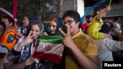 İranlılar Tehran küçələrində nüvə anlaşmasını bayram edir. 14 iyul, 2015.