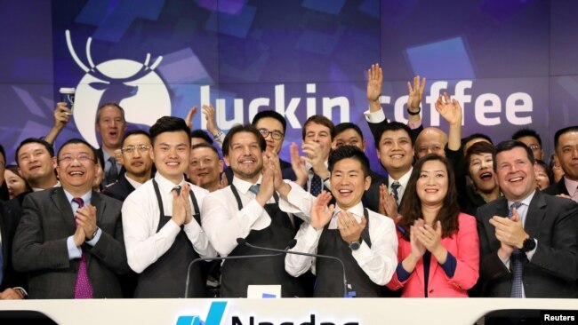 瑞幸咖啡主管与员工2019年5月17日在美国纽约纳斯达克敲响开盘钟庆祝首次公开募股