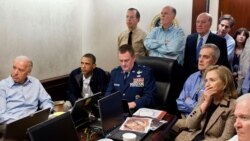 په دې تصویر کې پخوانی صدر براک اوباما او نور مامورین د بن لادن خلاف اپرېش نېِغ په نېِغه ګوري