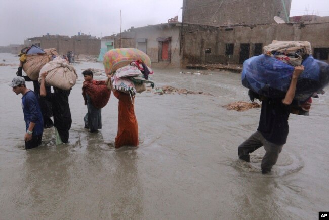 نکاسی آب کا مناسب انتظام نہ ہونے کی وجہ سے بارش میں کراچی سیلاب کا منظر پیش کرنے لگتا ہے۔