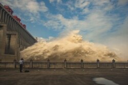 中国湖北三峡大坝开闸泄洪。（2020年7月19日）