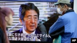 지난 7일 아베 신조 일본 총리가 북한의 미사일 발사에 대해 발언하는 장면이 도쿄 거리의 TV에서 방영되고 있다.