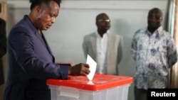 Le président du Congo-Brazzaville Denis Sassou Nguesso vote à Brazzaville, Congo, en octobre 2015.