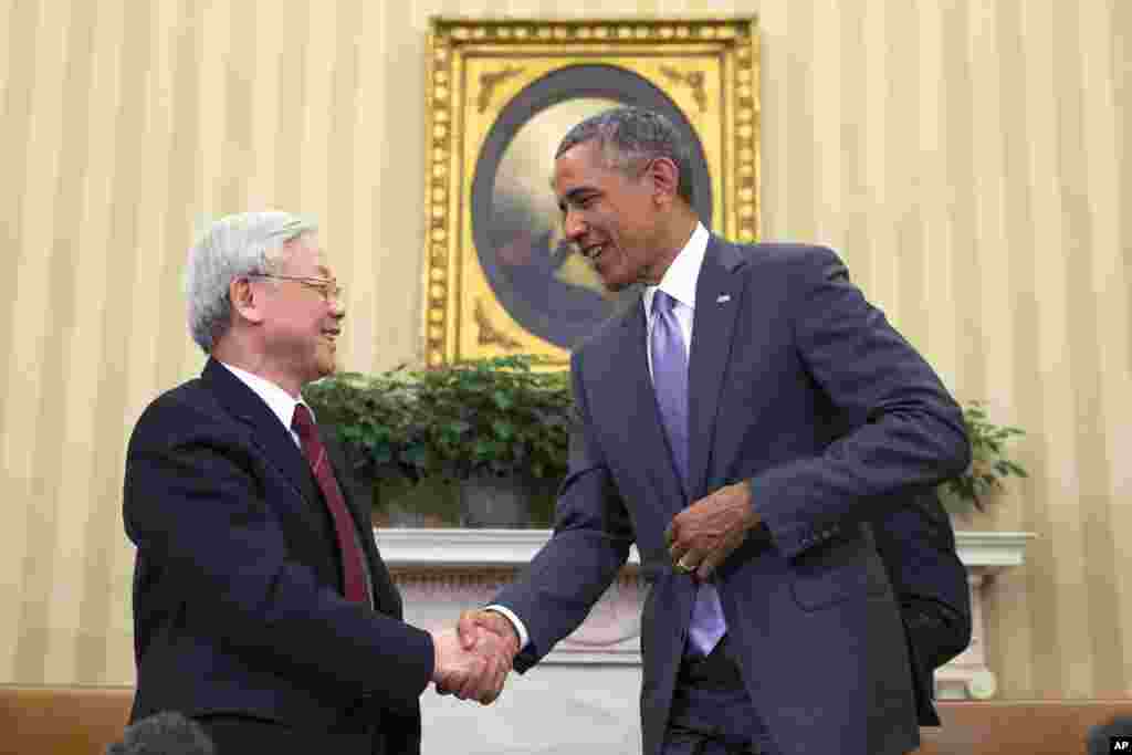 Tổng thống Mỹ Barack Obama bắt tay tổng bí thư đảng Cộng sản Việt Nam Nguyễn Phú Trọng tại phòng Bầu dục của Tòa Bạch Ốc.
