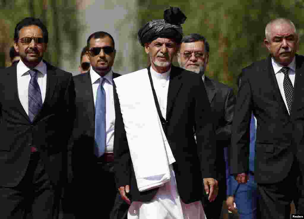 نئے صدر اشرف غنی کے لیے افغانستان کی معیشت کو بحال کرنا اور بدعنوانی ختم کرنا بڑے چیلنجوں میں شامل ہو گا۔ 