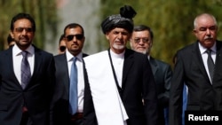 El nuevo presidente afgano, Ashraf Ghani Ahmadzai (centro) llega a la ceremonia de juramentación en Kabul.