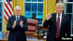 도널드 트럼프 미국 대통령과 마이크 펜스 부통령이 19일 백악관에서 열린 시민권 선서식에 참석했다.