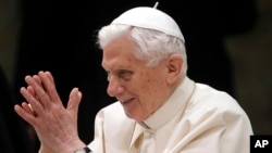Papa Benedikt XVI pristiže na redovnu nedeljnu audijenciju u holu Pavla VI u Vatikanu. 