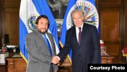 Secretary General of the Organization of American States (OAS) with the vice president of El Salvador, Félix Ulloa, announce the creation of the International Commission against Impunity.