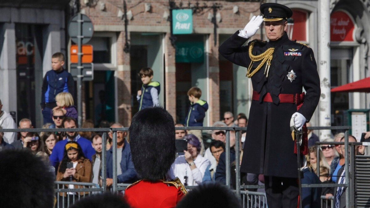 Regresan a reina títulos militares de príncipe Andrés