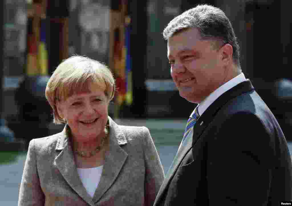 Ukraine's President Petro Poroshenko (R) meets with German Chancellor Angela Merkel in Kyiv, Aug. 23, 2014. 