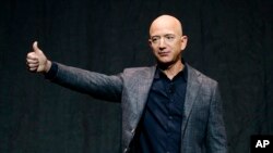 Džef Bezos letjeće u svemir u svojoj letjelici, sa bratom i osobom čiji identitet nije otkriven