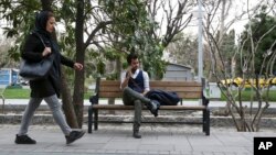 2018年3月11日伊朗德黑蘭市中心一跨性別男子使用手機交談。 
