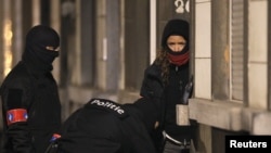벨기에 경찰이 24일 브뤼셀 테러 용의자를 검거하기 위해 샤에르베이크 지구에서 기습작전을 수행 중이다. 