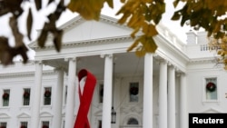 Ribon nyekundu ikiwa ni kumbukumbu ya Siku ya Ukimwi Duniani White House. REUTERS/Jonathan Ernst