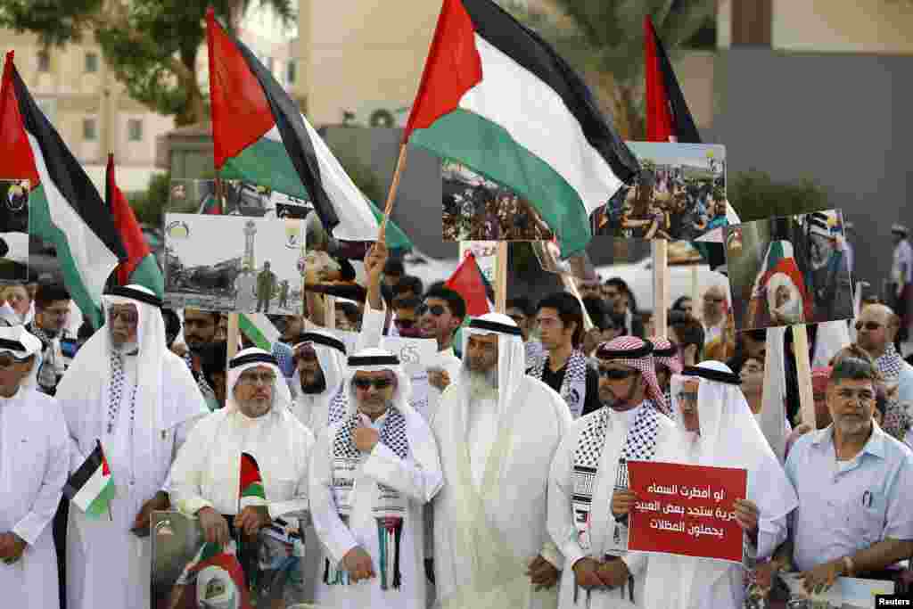 بحرین میں ایک ریلی میں شریک ارکان فلسطیں کے جھنڈے اٹھائے یک جہتی کا اظہار کر رہے ہیں۔