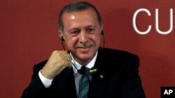 Ngân hàng Asya trở thành nạn nhân của vụ tranh giành quyền lực giữa Tổng thống Recep Tayyip Erdogan và đảng AK đương quyền với Giáo sĩ Hồi giáo Fetullah Gulen.