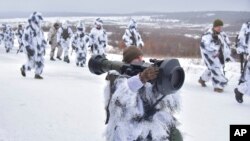 軍人在烏克蘭西部的利沃夫附近的亞沃里夫練兵場操練使用NLAW導彈。(2022年1月28日)